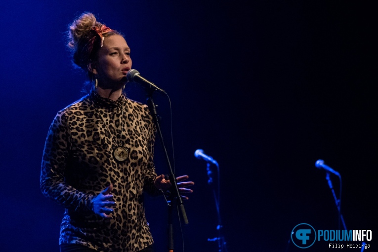 Beth Rowley op Jools Holland - 04/03 - De Oosterpoort foto