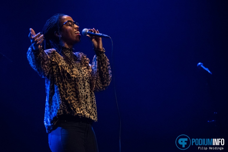 Louise Marshall op Jools Holland - 04/03 - De Oosterpoort foto