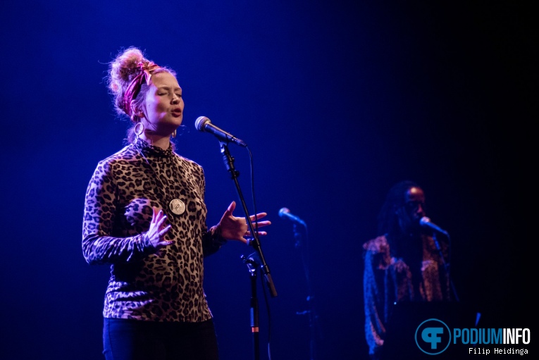 Beth Rowley op Jools Holland - 04/03 - De Oosterpoort foto