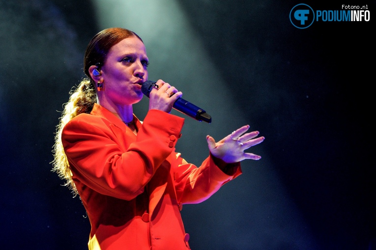 Jess Glynne op Jess Glynne - 15/03 - TivoliVredenburg foto