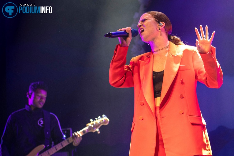 Jess Glynne op Jess Glynne - 15/03 - TivoliVredenburg foto