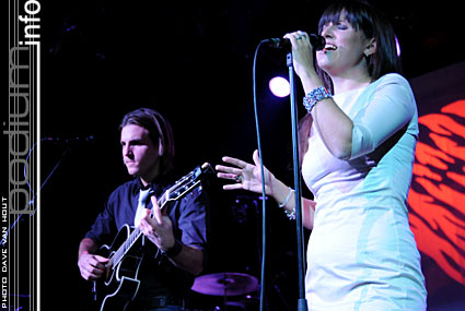 Mia Silvas op Wouter Hamel - 17/4 - Effenaar foto