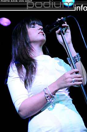 Mia Silvas op Wouter Hamel - 17/4 - Effenaar foto