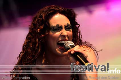 Within Temptation op Dauwpop 2004 foto