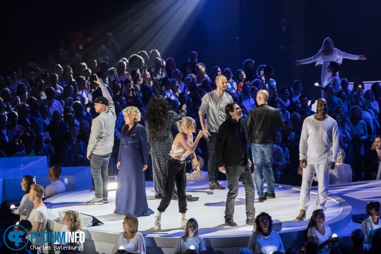 Davina Michelle op The Passion in concert - 20/04 - Ahoy foto