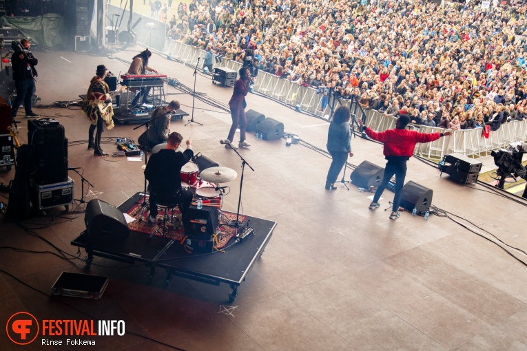 Jeangu Macrooy op Bevrijdingsfestival Overijssel 2019 foto