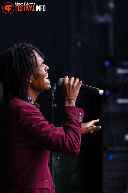 Jeangu Macrooy op Bevrijdingsfestival Overijssel 2019 foto