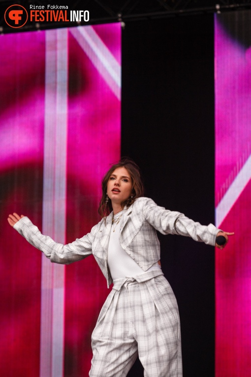 Maan op Bevrijdingsfestival Overijssel 2019 foto