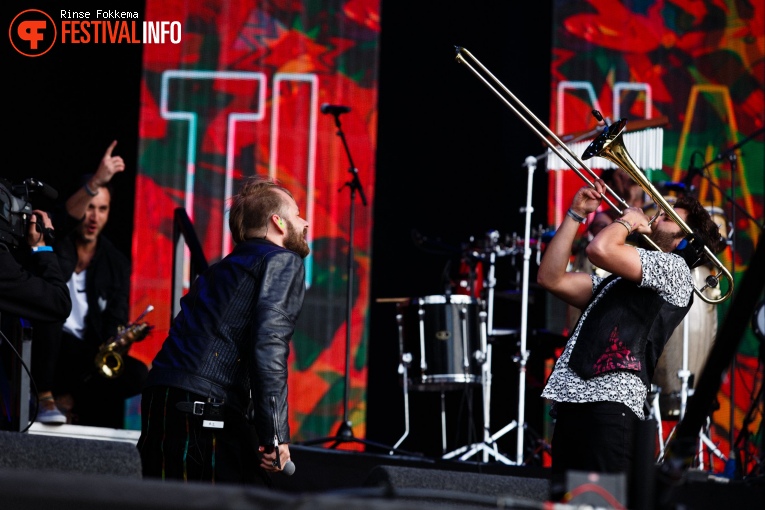 La Pegatina op Bevrijdingsfestival Overijssel 2019 foto