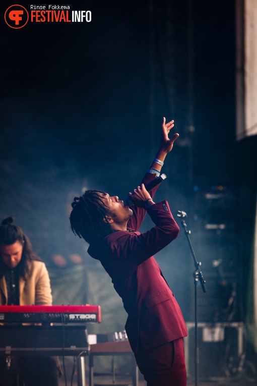 Jeangu Macrooy op Bevrijdingsfestival Overijssel 2019 foto