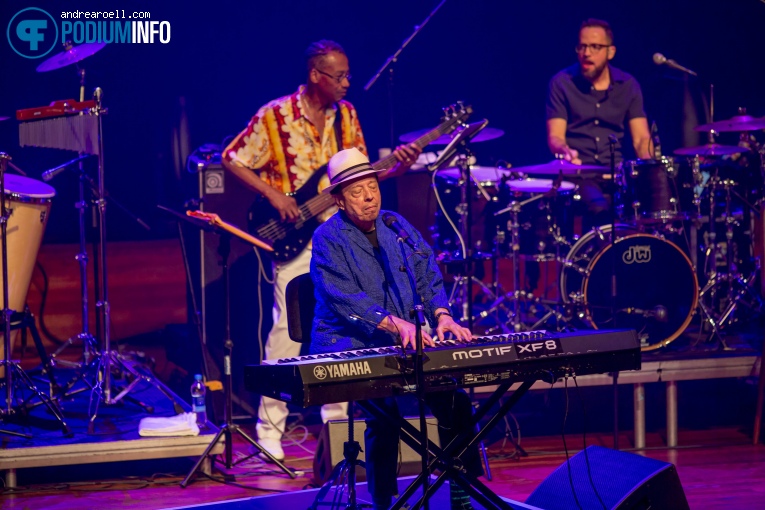 Sergio Mendes op Sergio Mendes - 08/05 - TivoliVredenburg foto