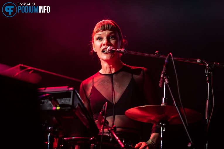 Trixie Whitley op dEUS - 15/05 - TivoliVredenburg foto