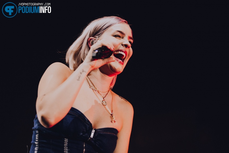Anne-Marie op Anne-Marie - 16/05 - AFAS Live foto