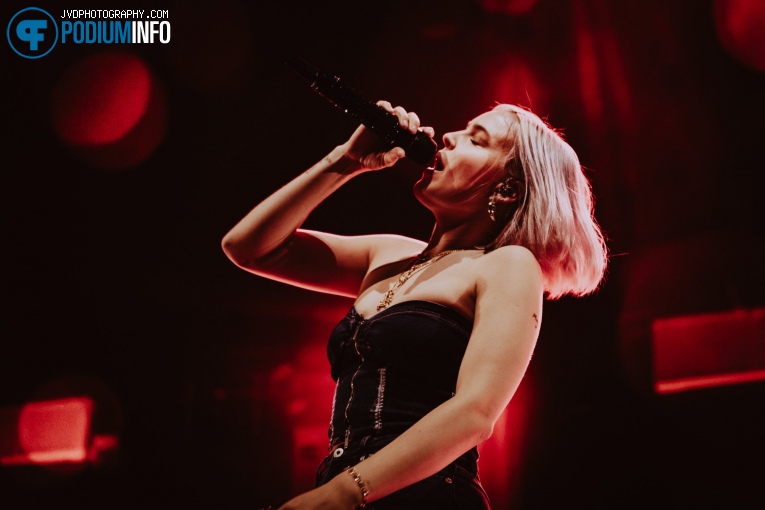 Anne-Marie op Anne-Marie - 16/05 - AFAS Live foto