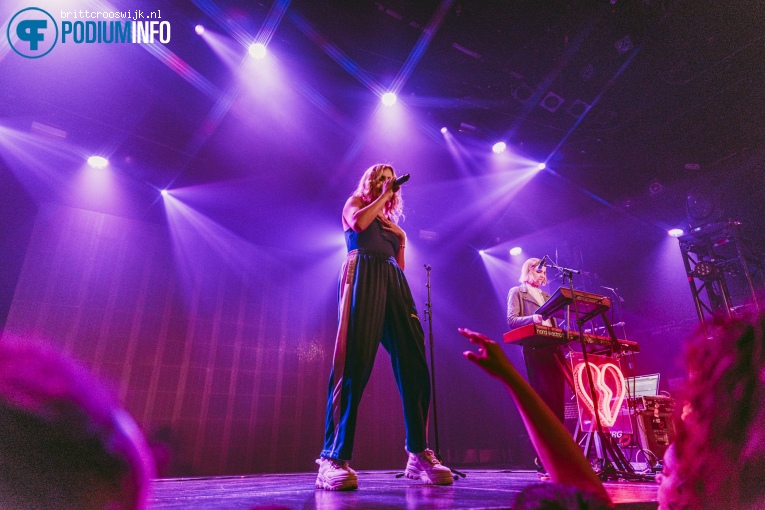 Clara Mae op Alex Aiono - 21/05 - Melkweg foto
