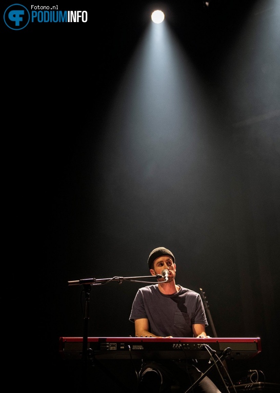 Luca Fogale op Dermot Kennedy - 22/05 - TivoliVredenburg foto