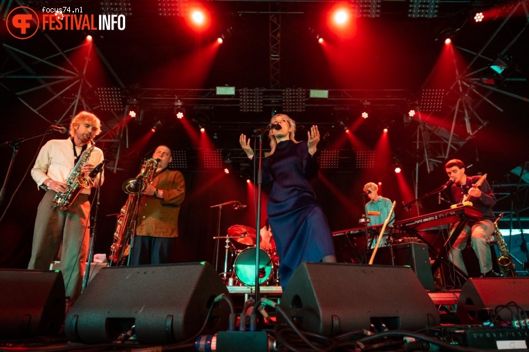 Cate le Bon op Best Kept Secret 2019 - vrijdag 31 mei foto