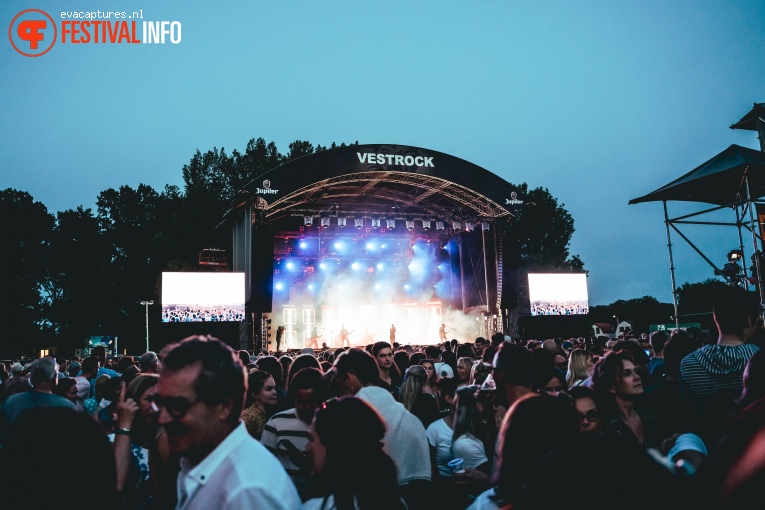 Nothing But Thieves op Vestrock 2019 foto