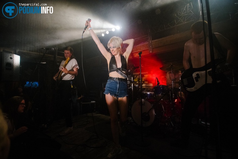 Amyl and The Sniffers op Amyl and The Sniffers - 14/06 - De Nijverheid foto