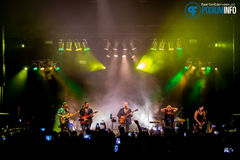 Men At Work op Men At Work - 23/06 - Q-Factory foto