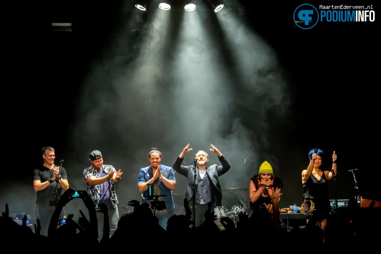 Men At Work op Men At Work - 23/06 - Q-Factory foto