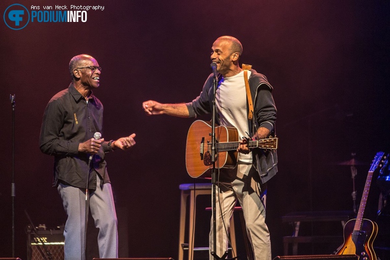 Alain Clark op Mavis Staples - 27/06 - Koninklijk Theater Carré foto