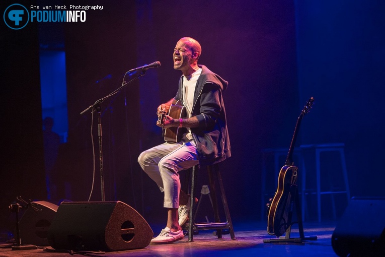 Alain Clark op Mavis Staples - 27/06 - Koninklijk Theater Carré foto