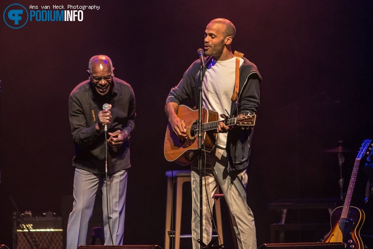 Alain Clark op Mavis Staples - 27/06 - Koninklijk Theater Carré foto