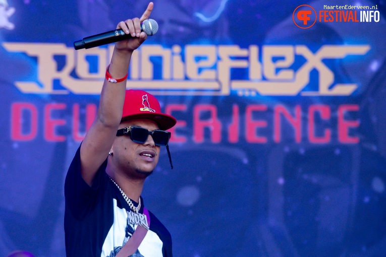 Ronnie Flex & Deuxperience Band op Parkpop 2019 foto