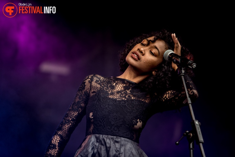 Jeangu Macrooy op Fields of Joy Festival 2019 foto