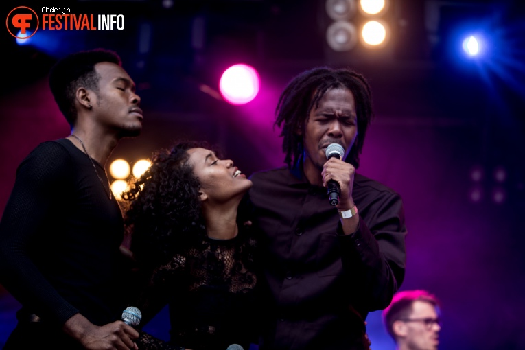 Foto Jeangu Macrooy op Fields of Joy Festival 2019