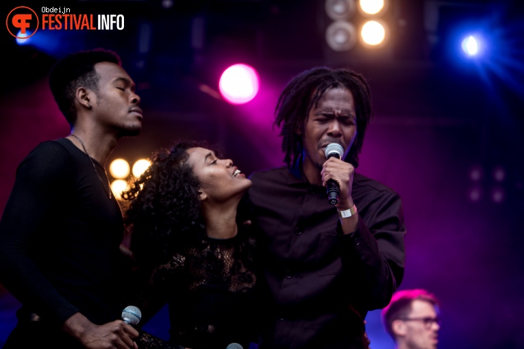 Jeangu Macrooy op Fields of Joy Festival 2019 foto