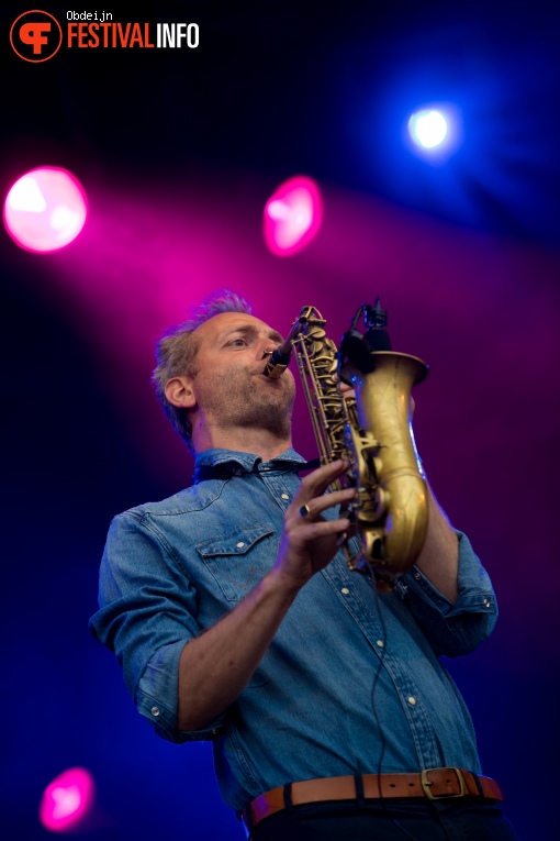 Foto Jeangu Macrooy op Fields of Joy Festival 2019