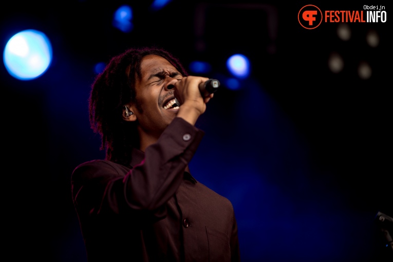 Jeangu Macrooy op Fields of Joy Festival 2019 foto