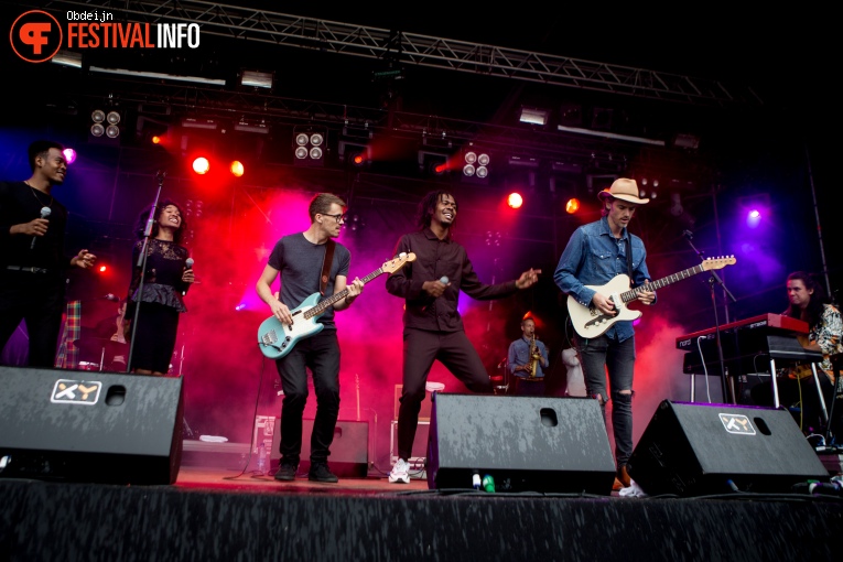 Foto Jeangu Macrooy op Fields of Joy Festival 2019