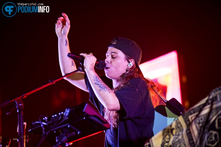 Tash Sultana op Tash Sultana - 06/07 - Ziggo Dome foto