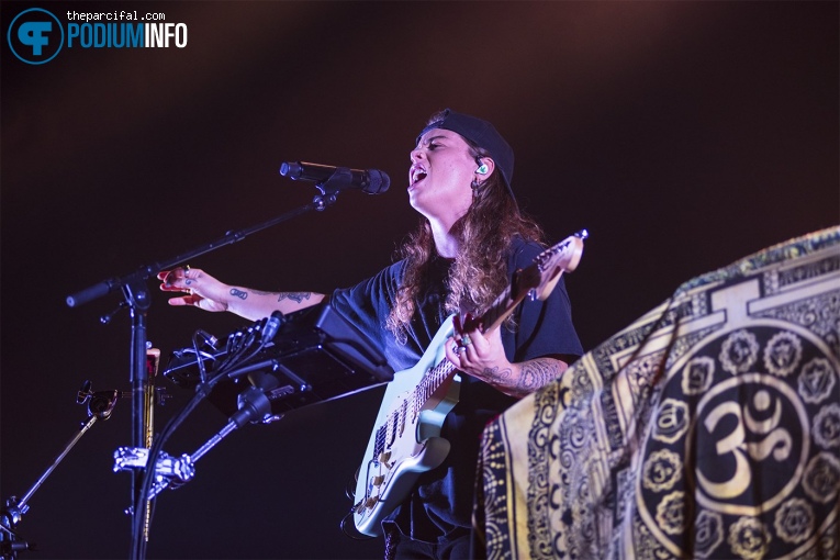 Tash Sultana op Tash Sultana - 06/07 - Ziggo Dome foto