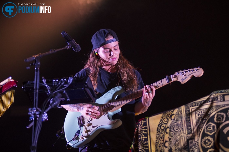 Tash Sultana op Tash Sultana - 06/07 - Ziggo Dome foto