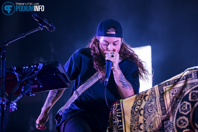 Tash Sultana op Tash Sultana - 06/07 - Ziggo Dome foto