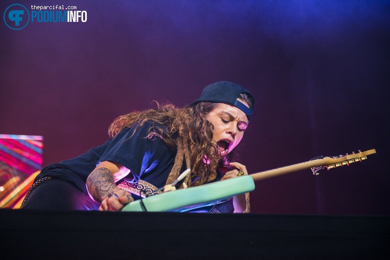 Tash Sultana op Tash Sultana - 06/07 - Ziggo Dome foto