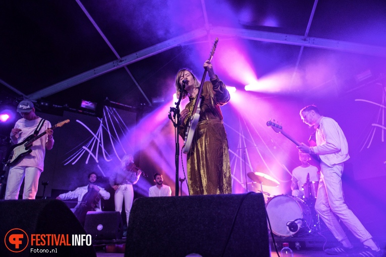 Amber Arcades op Down The Rabbit Hole 2019 - zondag foto