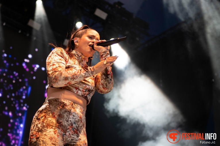 Rosalía op Down The Rabbit Hole 2019 - zondag foto