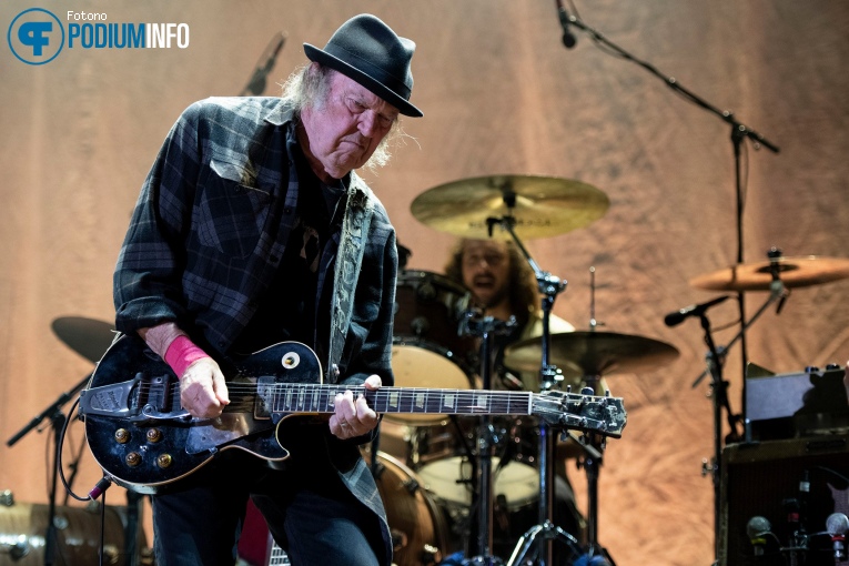 Neil Young op Neil Young + Promise of the Real - 10/07 - Ziggo Dome foto