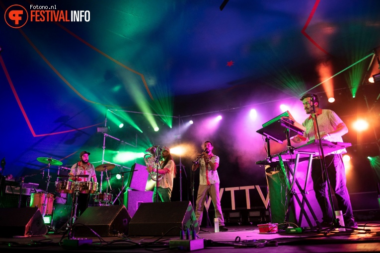 Frente Cumbiero op Welcome To The Village 2019 - zaterdag foto