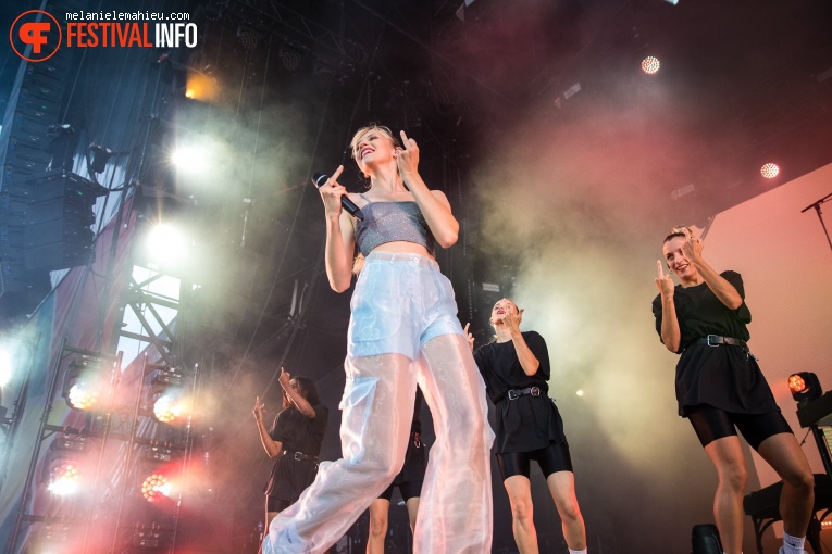 Angèle op Paléo Festival 2019 foto