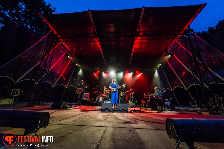 Maaike Ouboter op Tussen de hoge Bomen 2019 foto