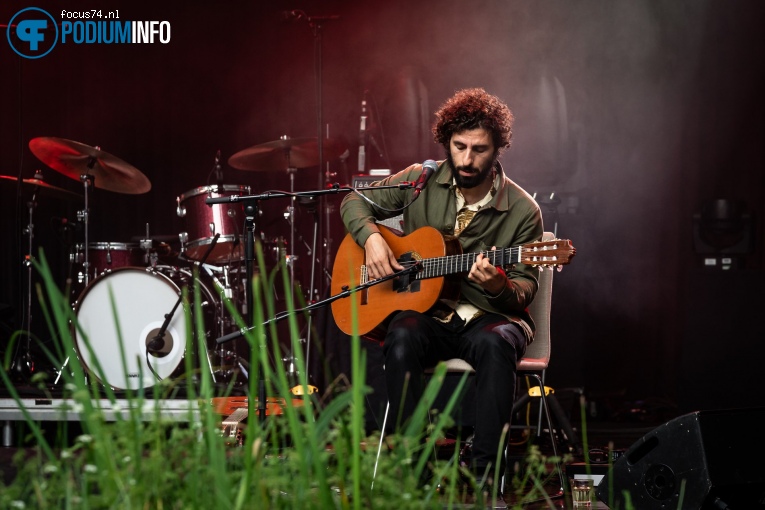 Foto José González op Father John Misty & José Gonzáles - 06/08 - Openluchttheater Caprera