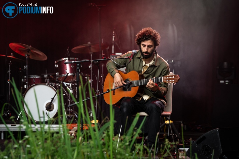 José González op Father John Misty & José Gonzáles - 06/08 - Openluchttheater Caprera foto