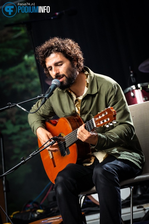 José González op Father John Misty & José Gonzáles - 06/08 - Openluchttheater Caprera foto