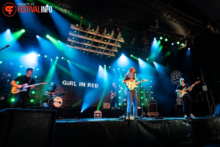 girl in red op Lowlands 2019 - Vrijdag foto